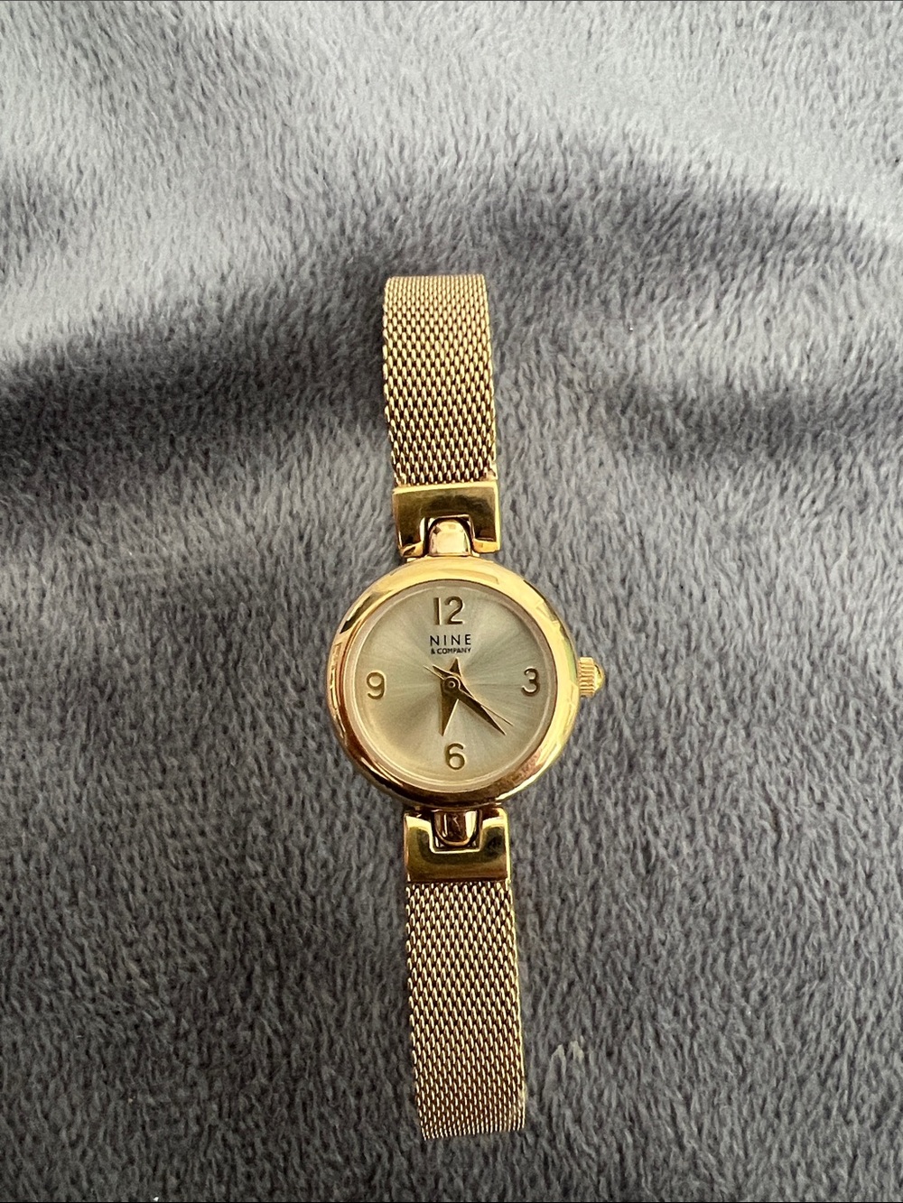 Vintage Nine & Co. Women’s Gold Mesh‎ Strap Watch Minimalist Dainty Dial